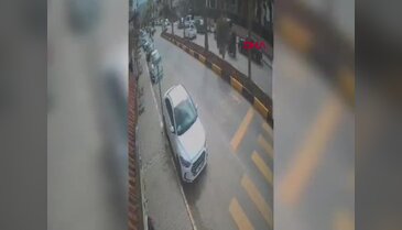 Devrilen motosikletteki 2 kişi yaralandı: Kaza kamerada