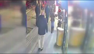 Bursa'nın işlek caddesinde ilginç olay: Önce yere savruldu sonra yardım eden kadınları darp etti!