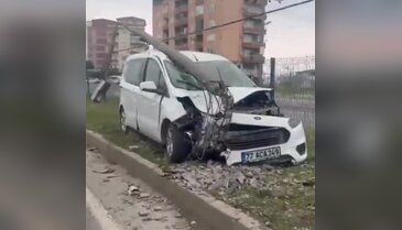 Bursa'da kontrolden çıkan araç refüje daldı!