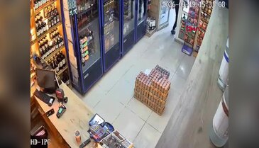 Tekel bayisinde taşlı sopalı kavga kamerada