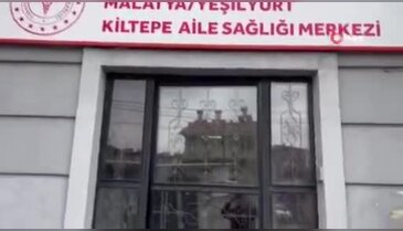 Kirli çizmelerini çıkarıp galoşla aile sağlığı merkezine girdi