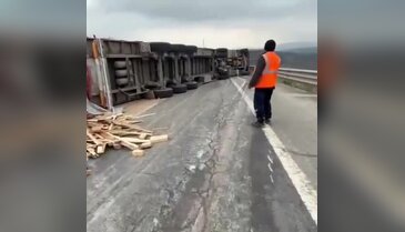 Bursa yolunda tır devrildi, yol trafiğe kapandı!
