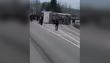 Faciadan dönüldü! İşçi servisi devrildi, yaralılar var...