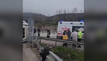 Bursa yolunda işçi servisi devrildi!