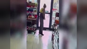 Temizlik işçisi, ayakkabılarını çıkarıp markete girdi
