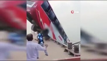 Bangladeş'te korkunç kaza! Otobüs nehre düştü, çok sayıda kişi öldü...