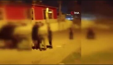 Gençliğin gidişat iç karartıyor! Yol kesip husumetli oldukları genci darp ettiler...