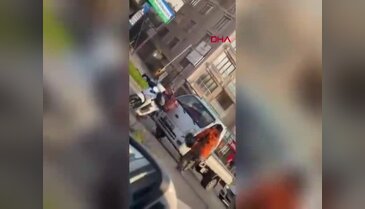 Trafikte şiddet son bulmuyor! Kaskla aracın camını patlattı...
