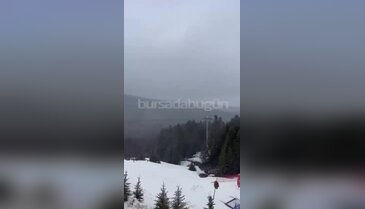 Bursa'nın çatısında kar mesaisi! Beyaza büründü