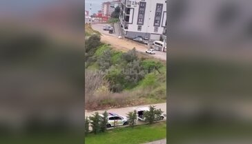 Bursa'da evlere çok yakın noktada toprak kayması! Yol trafiğe kapatıldı