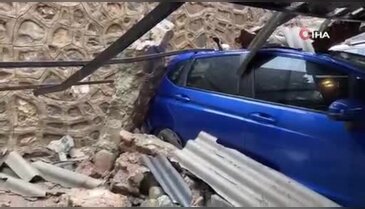 Bursa'da korkutan çöküş: Otoparktaki araçlar ezildi!