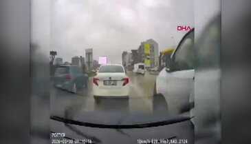 Bursa'da magandalar yol vermek istemeyen sürücüyü darbetmeye çalıştılar: O anlar kamerada