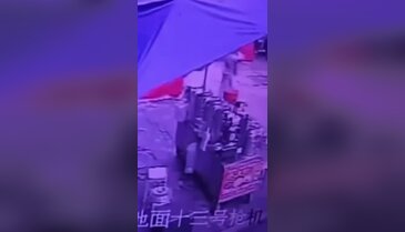 Kentin göbeğinde büyük dehşet! Önüne çıkanı bıçakladı