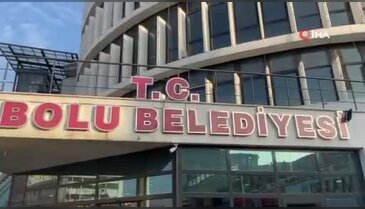 Bolu Belediyesi'ne operasyon: Ekipler binada arama yapıyor