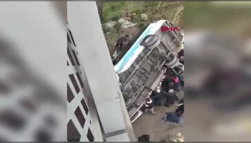 Katliam gibi kaza! Özel halk otobüsü üst geçide çarptı: Çok sayıda ölü ve yaralı var...