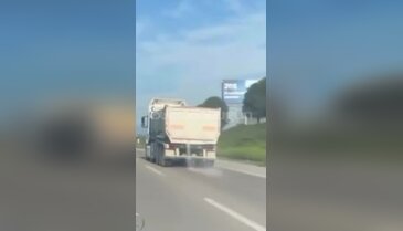 Bursa'da trafikte tehlikeli görüntü! Kamyon, yola kum ve taş saçtı...