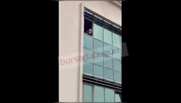 Bursa Büyükşehir önünde tansiyon yükseldi! Camdan takip ettiler...
