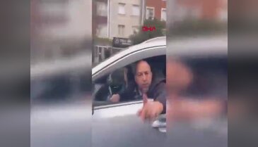 Yayaya yol vermek için durunca kavga çıktı! Kadın sürücüye saldırı girişimi kamerada...
