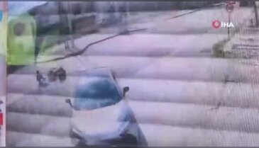 Bursa'da motosiklet dönüş yapmak isteyen araca çarptı! 2 yaralı...