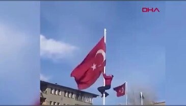 Tüyleri diken diken eden hareket! Bayrağı düzeltmek için 15 metrelik direğe tırmandı