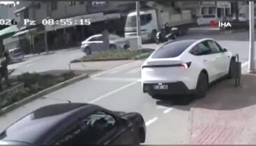 Korkunç kaza! İnşaat demirleri otomobile ok gibi saplandı