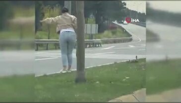 Trafikte yürek ısıtan an: Araçları durdurdu, güvenle geçmelerini sağladı