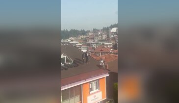 Bursa'da canını hiçe sayarak çatı tamiri yaptı!