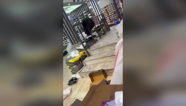 Taksim'de sahte ayakkabı baskını! Görüntüleri 100 bin takipçili hesabından paylaştı