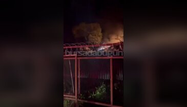Bursa'da gece saatlerinde korkutan yangın! Bungalov evleri alev aldı...