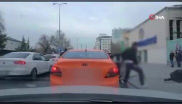 Kapı açıldı, her şey bir anda oldu: Kaza kameraya yansıdı