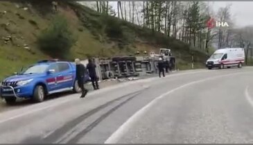 Bursa'da korkutan kaza: Su yüklü tır devrildi