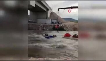 Bursa'da ölümle burun buruna! İşçiler halat ve vinçle çıkarıldı