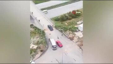 Taşlarla araçlara saldırdılar: O anlar saniye saniye kamerada