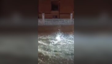 Mardin'de sağanakta göle dönen sokakta böyle yüzdü