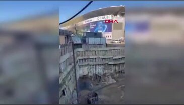 Stadyumun yanındaki inşaat duvarı çöktü! Saniye saniye kamerada...