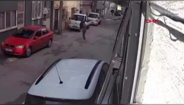 Bursa'da tepki çeken görüntü! Biri yumrukladı, diğeri kaydetti