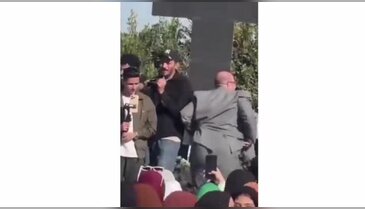 Profesör türbanlı öğrencilerin önünde twerk yaptı, üniversite karıştı!