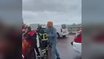 Bursa yolunda can pazarı! Yağış kazayı getirdi: Takla atan araçta sıkıştılar...
