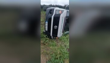 Bursa'da korkutan kaza! Minibüs tarlaya devrildi