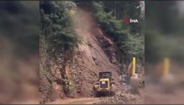 Rize'de heyelanı temizleyen iş makinesi 2. heyelandan son anda kurtuldu
