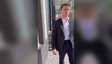 Rıza Pehlevi'ye saldırı! Koşarak kaçtı...