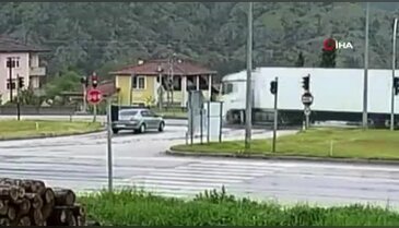 Feci kazada otomobilden fırlayan bebek can verdi!
