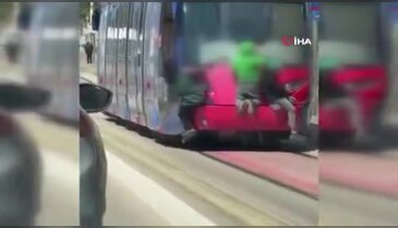 Tramvayın arkasına tutunan çocuklar yürekleri ağza getirdi