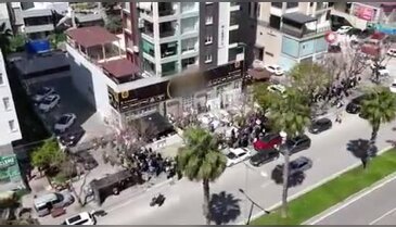 Ezilme tehlikesi geçirdiler! Tüm ürünlerin fiyatı 100 liraya indi... Dükkan önünde izdiham yaşandı
