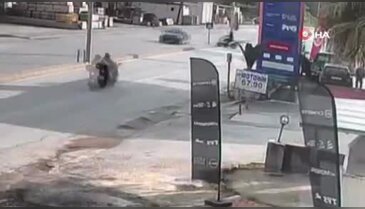 Hatay'da akılalmaz kaza! Motosiklet otomobile ok gibi saplandı...