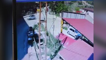 Otomobile çarpan minibüsün şarampole uçtuğu kaza kamerada