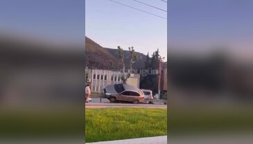 Bursa'da korkutan kaza! Bariyerlere çıktı
