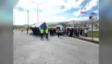 1-Halk otobüsü otomobilin üzerine devrildi: 46 yaralı