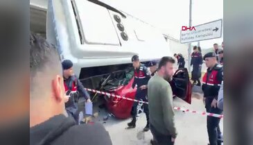 2-Halk otobüsü otomobilin üzerine devrildi: 46 yaralı