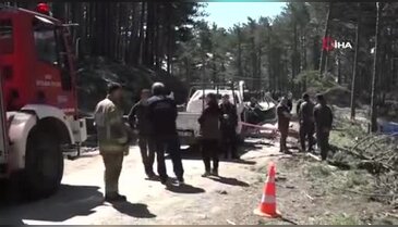 Bursa'da akılalmaz olay! Devrilen ağaç seyir halindeki aracı ezdi: Ölü ve yaralı var